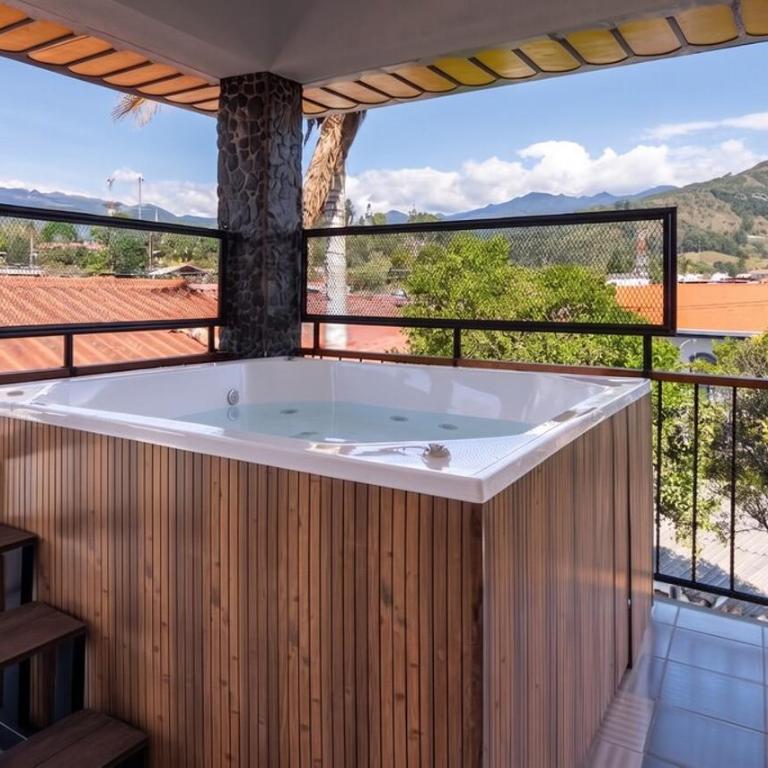 La Chapolera with Hot Tub and Free Private Parking - Three-Bedroom Apartment - 34