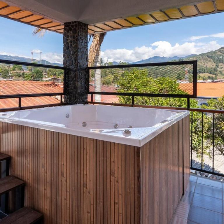 La Chapolera with Hot Tub and Free Private Parking - Three-Bedroom Apartment - 40