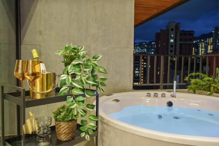 Loft de diseño, con vistas a la ciudad en el Poblado - Apartamento de 3 dormitorios - 57