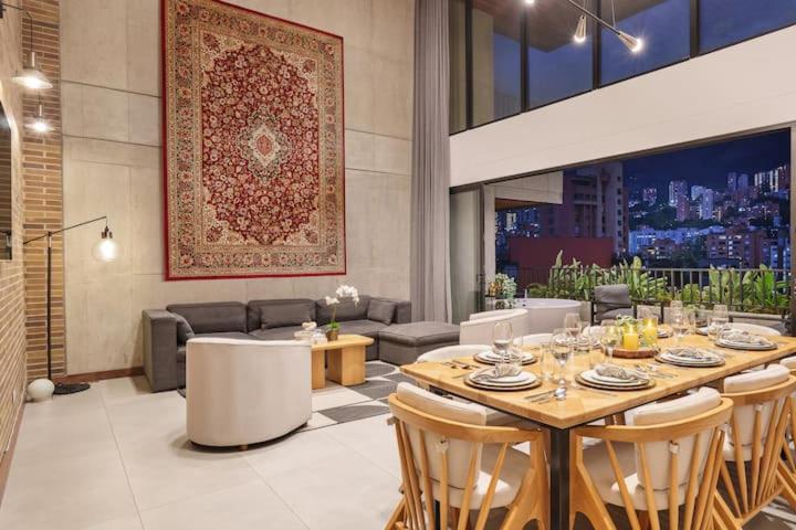 Loft de diseño, con vistas a la ciudad en el Poblado - Apartamento de 3 dormitorios - 60