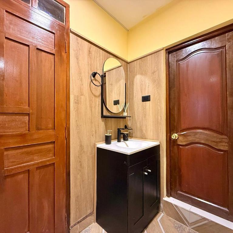 Centrally located with 2 queen bedrooms cozy and comfortable - Apartment - 7