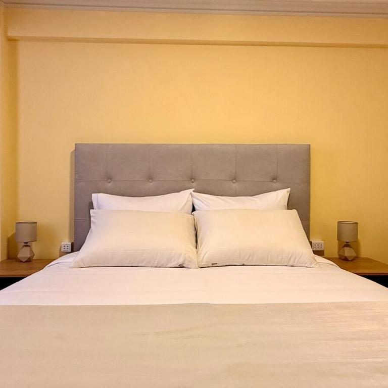 Centrally located with 2 queen bedrooms cozy and comfortable - Apartment - 33