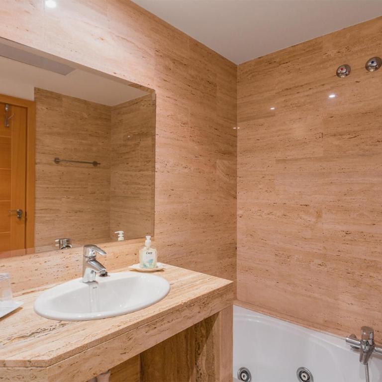 Duplex La Nau B - Three-Bedroom Home - 13