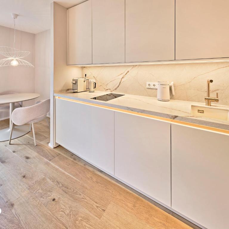 Lindgold Apartments - Studio Apartment with Balcony - 7