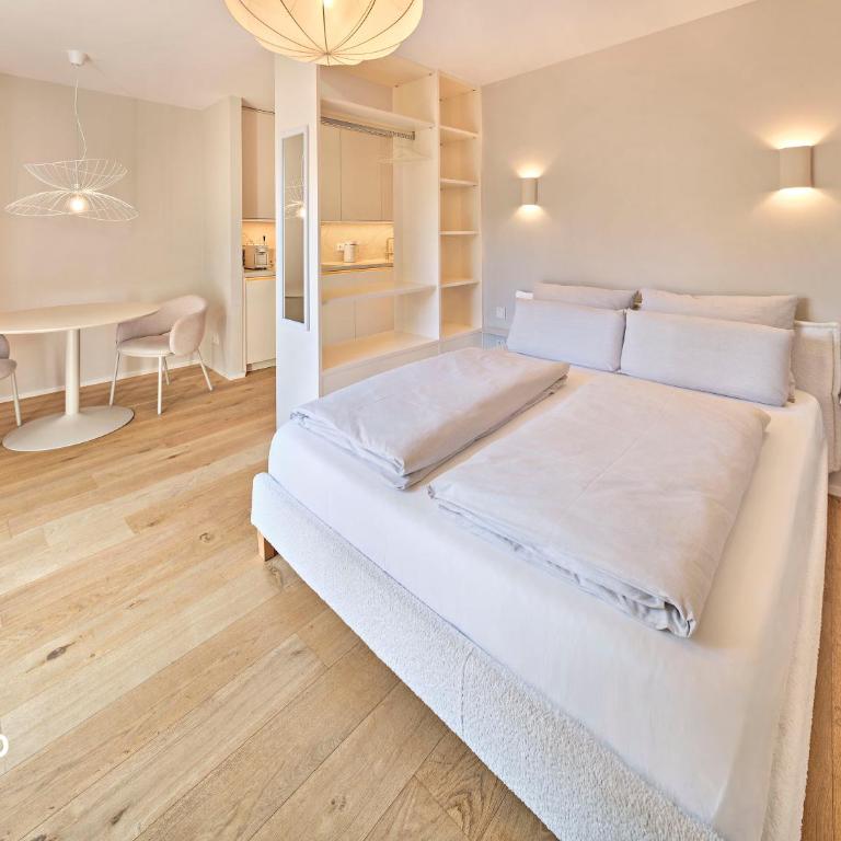 Lindgold Apartments - Studio Apartment with Balcony - 5