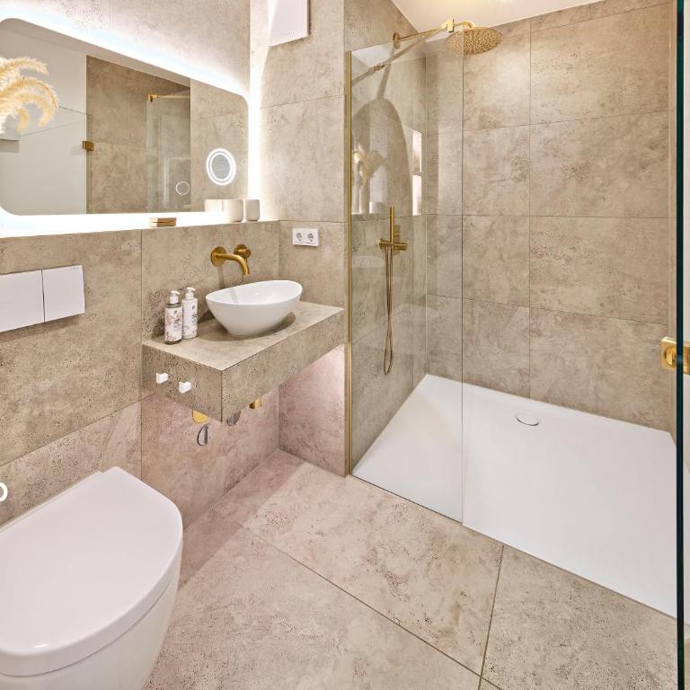 Lindgold Apartments - Studio Apartment with Balcony - 4