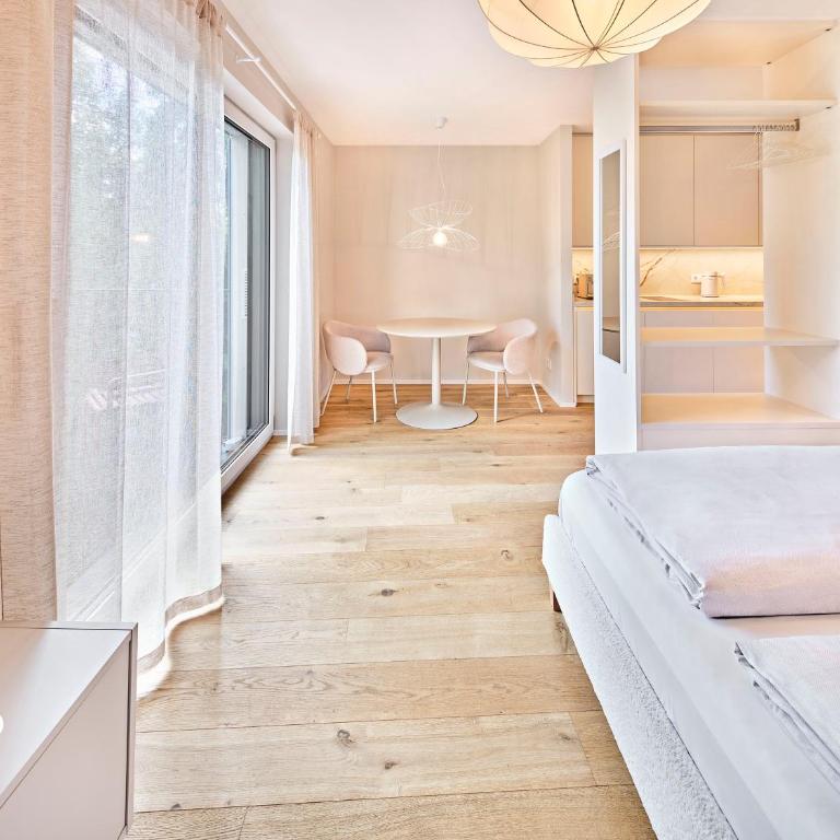 Lindgold Apartments - Studio Apartment with Balcony - 3