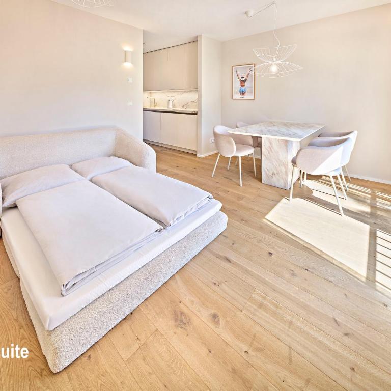 Lindgold Apartments - Suite Apartment with Balcony - 11