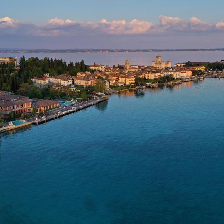 Hotel Continental Wellness & Spa - Camera Matrimoniale Standard con Vista Lago Parziale e Accesso Spa - 4