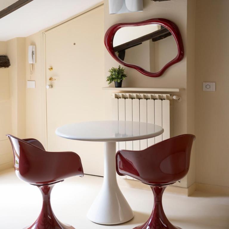Just Urban Stays - Elegant 2-BR Penthouse with Balcony in City Center - Two-Bedroom Apartment - 9