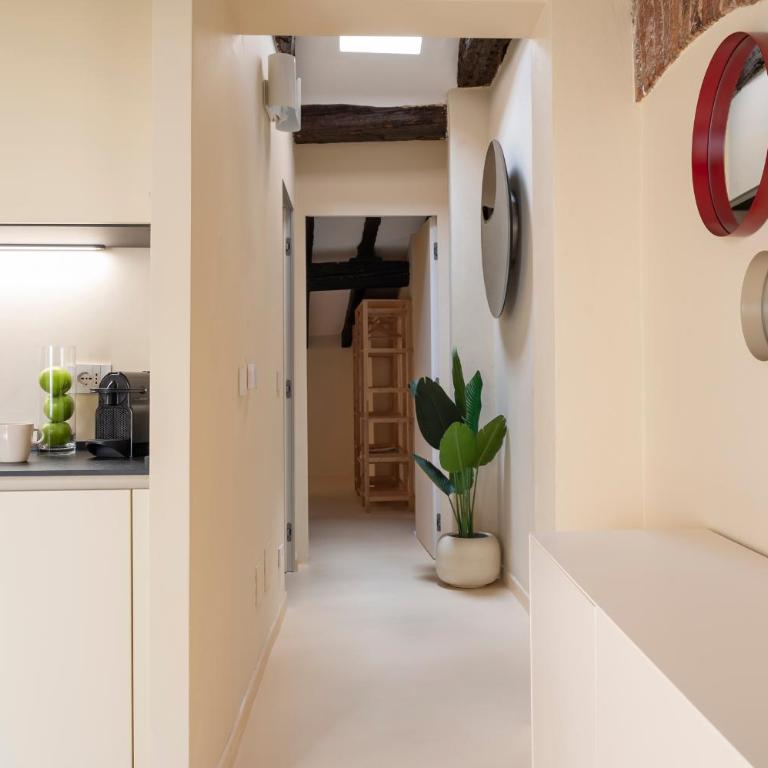 Just Urban Stays - Elegant 2-BR Penthouse with Balcony in City Center - Two-Bedroom Apartment - 14