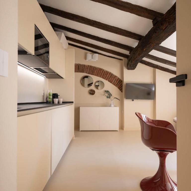 Just Urban Stays - Elegant 2-BR Penthouse with Balcony in City Center - Two-Bedroom Apartment - 6