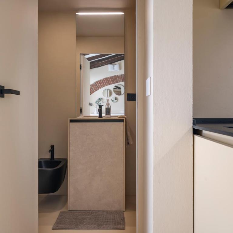 Just Urban Stays - Elegant 2-BR Penthouse with Balcony in City Center - Two-Bedroom Apartment - 29