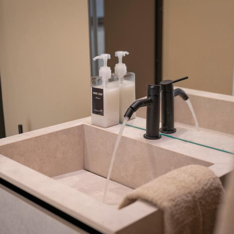 Just Urban Stays - Elegant 2-BR Penthouse with Balcony in City Center - Two-Bedroom Apartment - 28