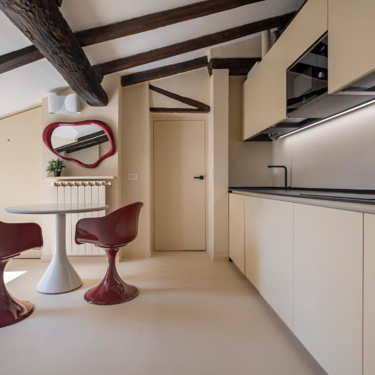Just Urban Stays - Elegant 2-BR Penthouse with Balcony in City Center - Two-Bedroom Apartment - 13