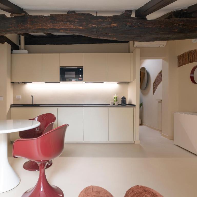 Just Urban Stays - Elegant 2-BR Penthouse with Balcony in City Center - Two-Bedroom Apartment - 1