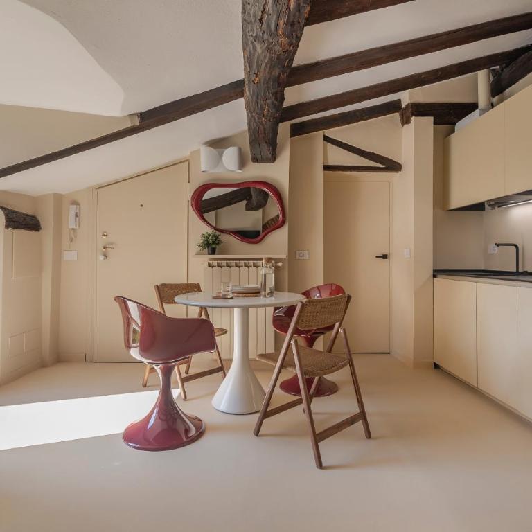 Just Urban Stays - Elegant 2-BR Penthouse with Balcony in City Center - Two-Bedroom Apartment - 44