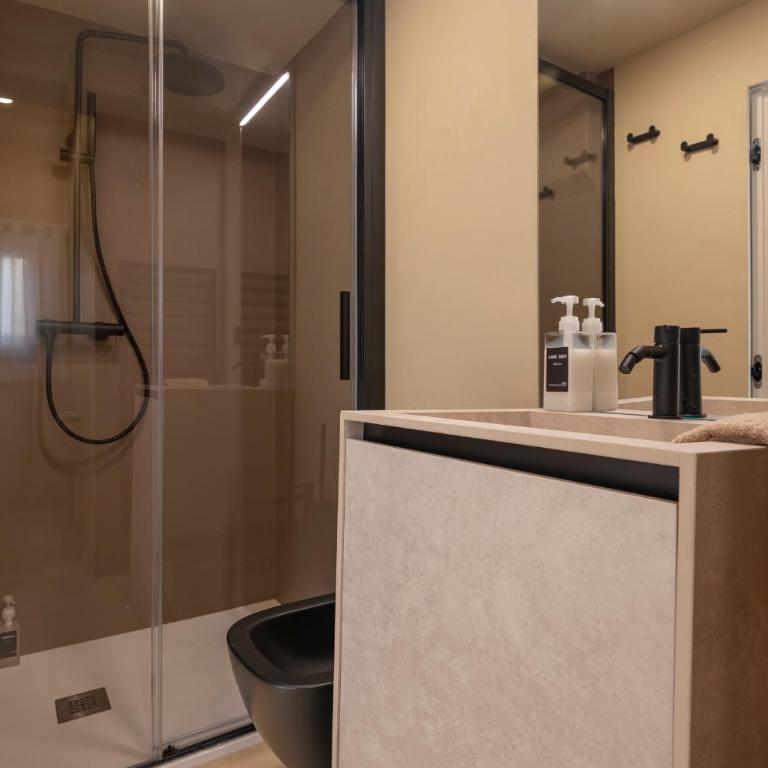 Just Urban Stays - Elegant 2-BR Penthouse with Balcony in City Center - Two-Bedroom Apartment - 30