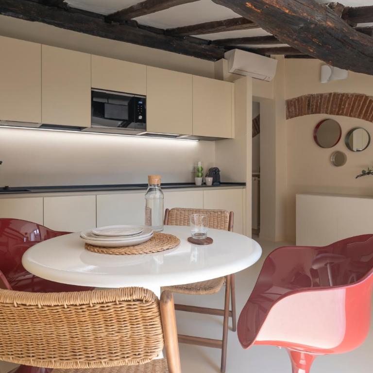 Just Urban Stays - Elegant 2-BR Penthouse with Balcony in City Center - Two-Bedroom Apartment - 10