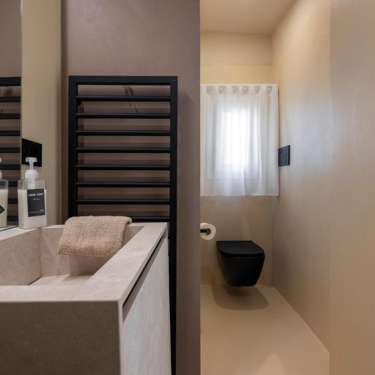 Just Urban Stays - Elegant 2-BR Penthouse with Balcony in City Center - Two-Bedroom Apartment - 4