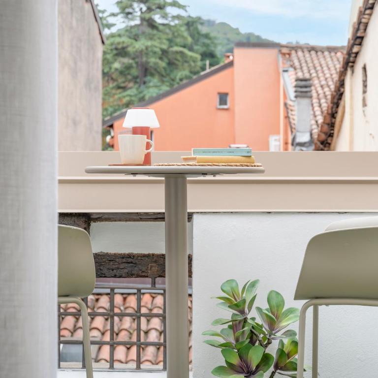 Just Urban Stays - Elegant 2-BR Penthouse with Balcony in City Center - Two-Bedroom Apartment - 32