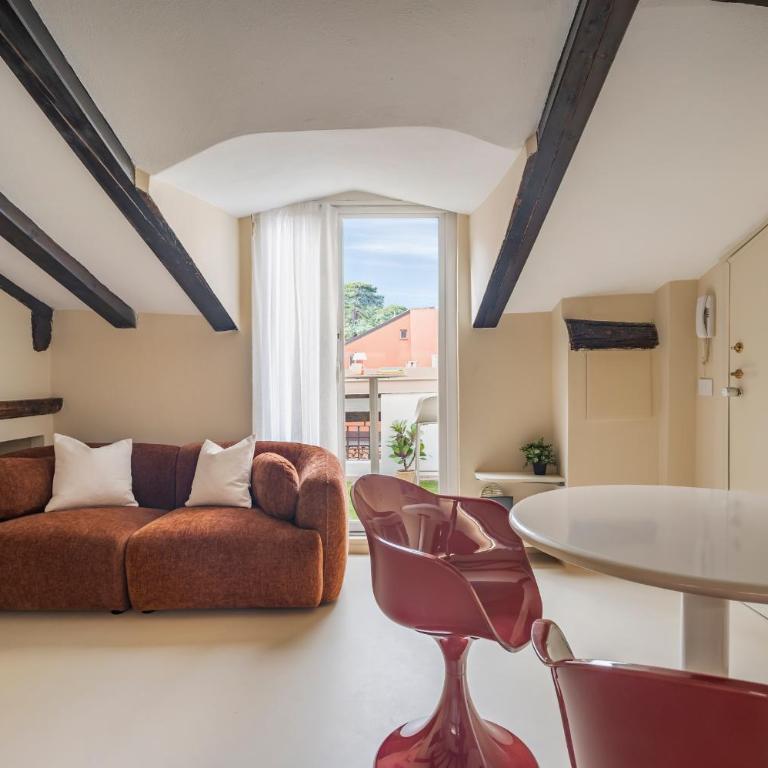Just Urban Stays - Elegant 2-BR Penthouse with Balcony in City Center - Two-Bedroom Apartment - 7