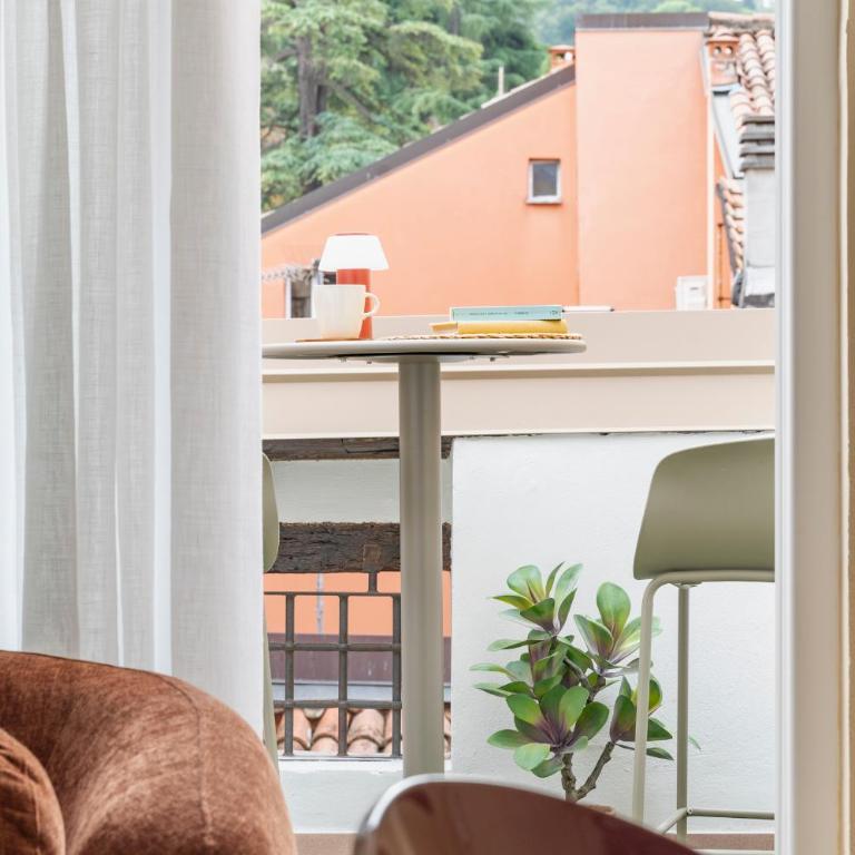 Just Urban Stays - Elegant 2-BR Penthouse with Balcony in City Center - Two-Bedroom Apartment - 34