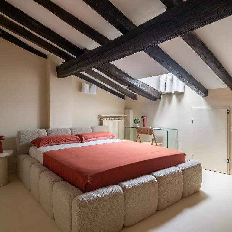 Just Urban Stays - Elegant 2-BR Penthouse with Balcony in City Center - Two-Bedroom Apartment - 2