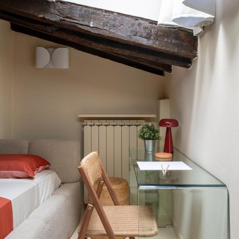 Just Urban Stays - Elegant 2-BR Penthouse with Balcony in City Center - Two-Bedroom Apartment - 20