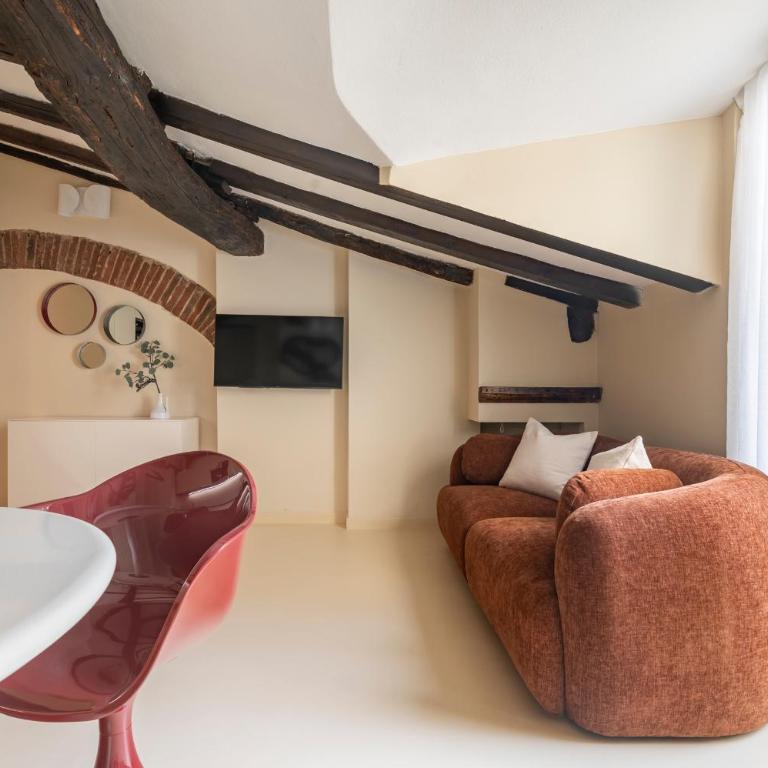 Just Urban Stays - Elegant 2-BR Penthouse with Balcony in City Center - Two-Bedroom Apartment - 12