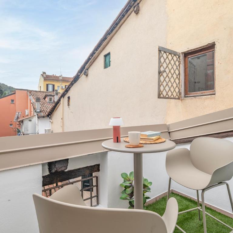Just Urban Stays - Elegant 2-BR Penthouse with Balcony in City Center - Two-Bedroom Apartment - 37