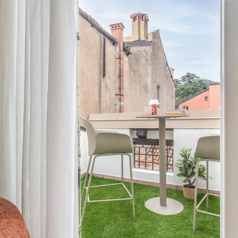 Just Urban Stays - Elegant 2-BR Penthouse with Balcony in City Center - Two-Bedroom Apartment - 5