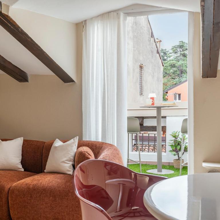 Just Urban Stays - Elegant 2-BR Penthouse with Balcony in City Center - Two-Bedroom Apartment - 39