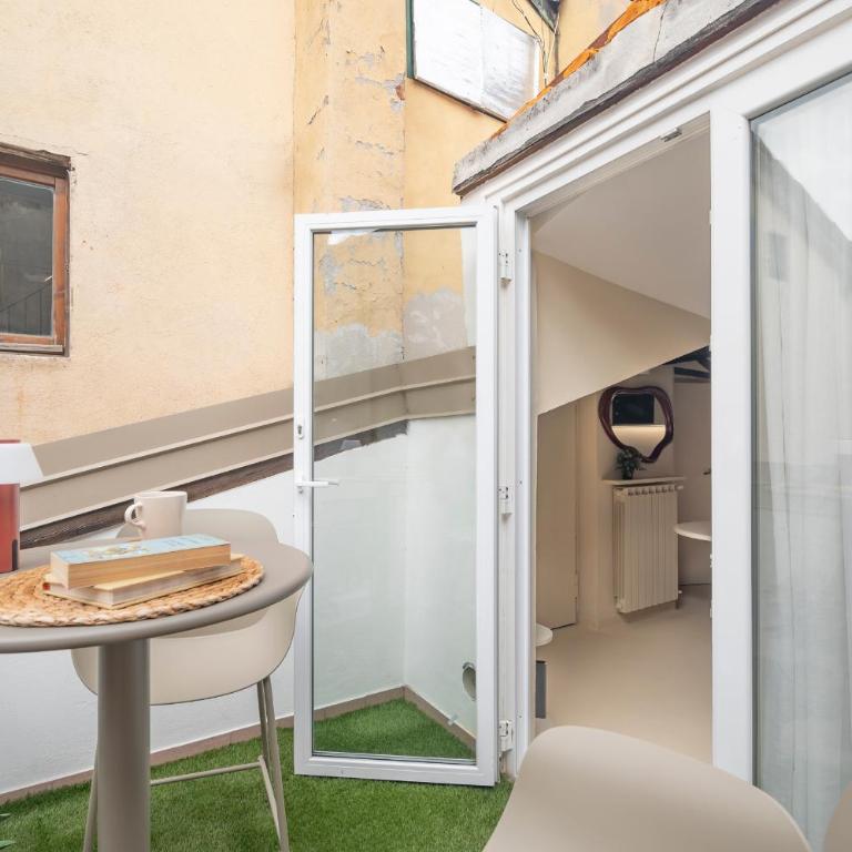 Just Urban Stays - Elegant 2-BR Penthouse with Balcony in City Center - Two-Bedroom Apartment - 35