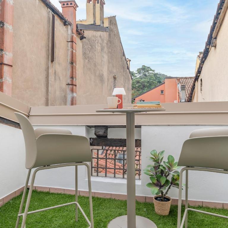 Just Urban Stays - Elegant 2-BR Penthouse with Balcony in City Center - Two-Bedroom Apartment - 36