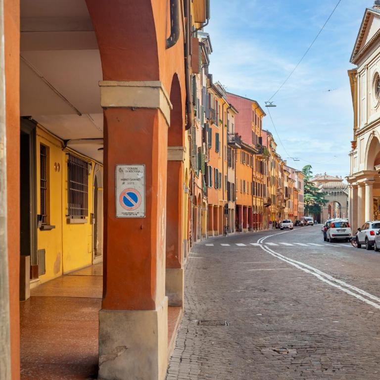 Just Urban Stays - Elegant 2-BR Penthouse with Balcony in City Center - Two-Bedroom Apartment - 50
