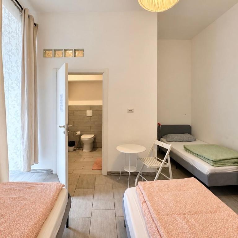 Hostel Mancini Naples - Camera Tripla con Bagno Privato - 2