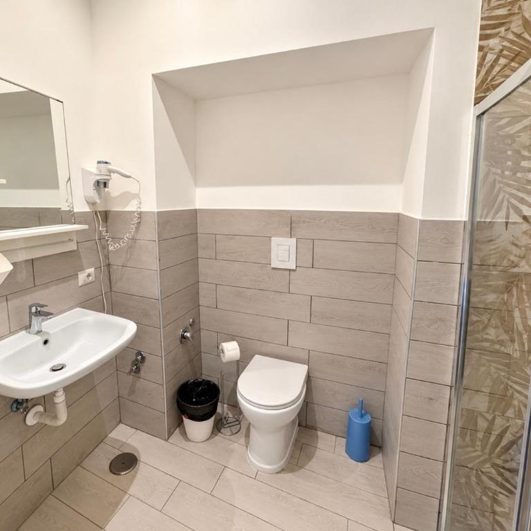 Hostel Mancini Naples - Camera Tripla con Bagno Privato - 3