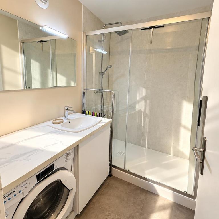 ABACA - Escapade lumineuse avec aperçu mer et parking privé - Apartment mit 2 Schlafzimmern, einem Balkon und Meerblick - 10