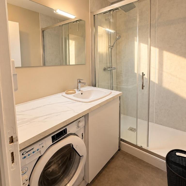 ABACA - Escapade lumineuse avec aperçu mer et parking privé - Apartment mit 2 Schlafzimmern, einem Balkon und Meerblick - 15