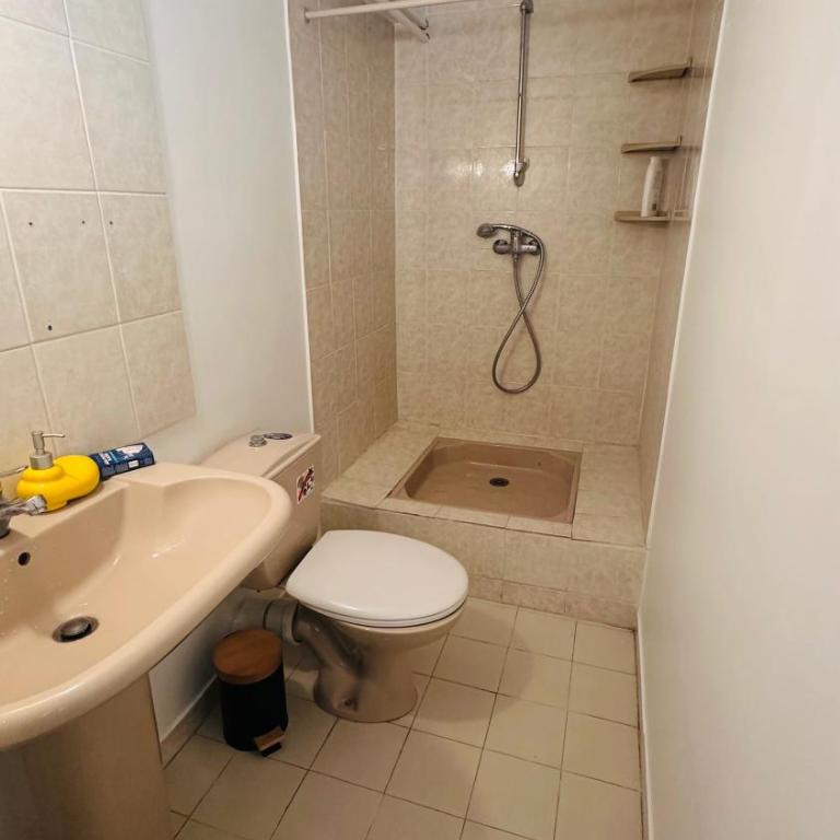 Suite propre calme 2 pièces Marseille 12eme résidentiel - Chambre Quadruple avec Salle de Bains Privative - 1