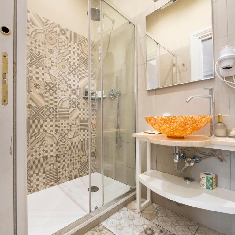 Bramble Luxury Suites - Camera Tripla Deluxe - 12
