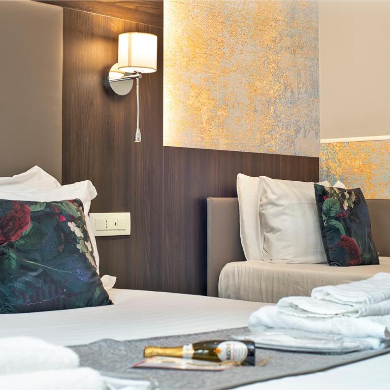 Bramble Luxury Suites - Camera Tripla Comfort - 10