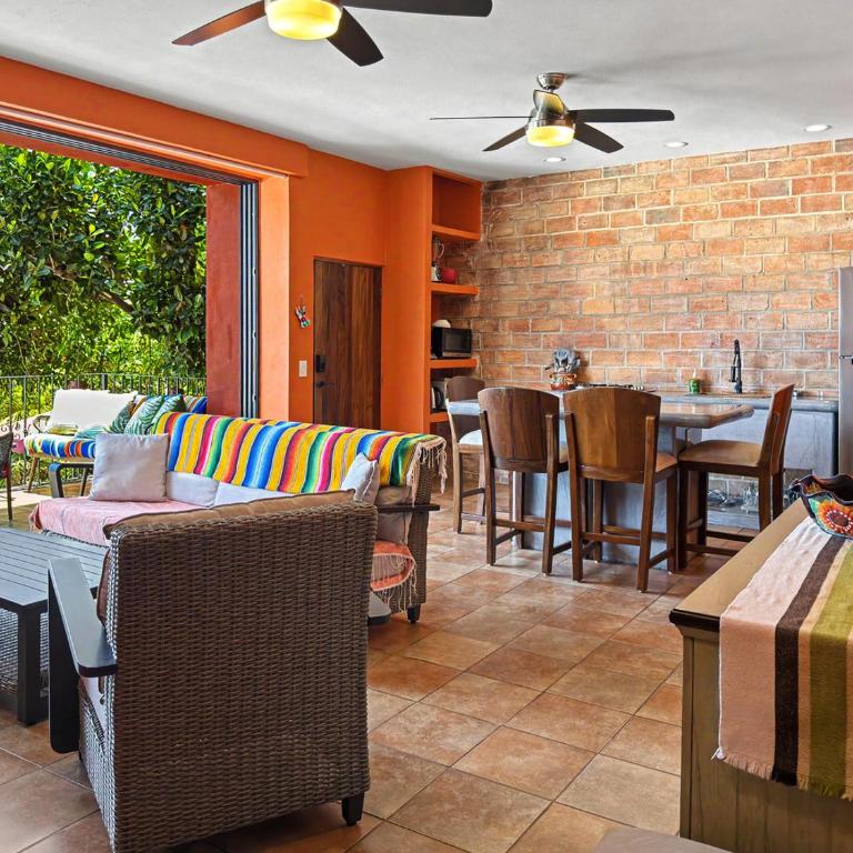 Ivan's Bella Vista Top-Floor 2BR, Ocean Views, Heated Pool, Walk to Malecón - Apartment - 2