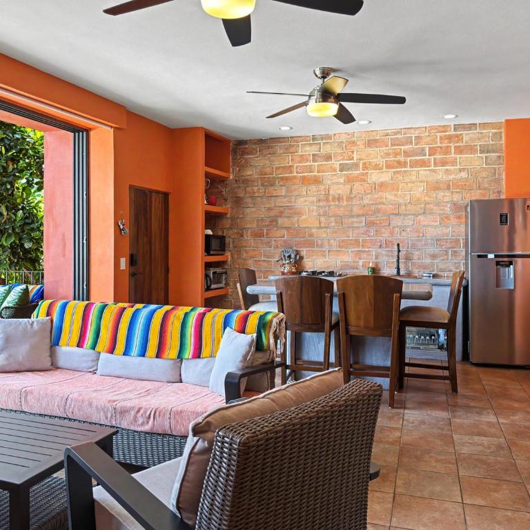 Ivan's Bella Vista Top-Floor 2BR, Ocean Views, Heated Pool, Walk to Malecón - Apartment - 8