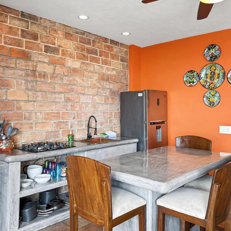 Ivan's Bella Vista Top-Floor 2BR, Ocean Views, Heated Pool, Walk to Malecón - Apartment - 10