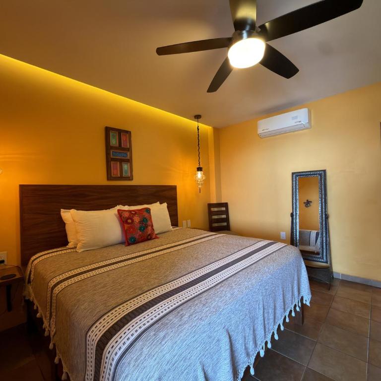 Ivan's Bella Vista Top-Floor 2BR, Ocean Views, Heated Pool, Walk to Malecón - Apartment - 19