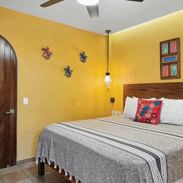 Ivan's Bella Vista Top-Floor 2BR, Ocean Views, Heated Pool, Walk to Malecón - Apartment - 21