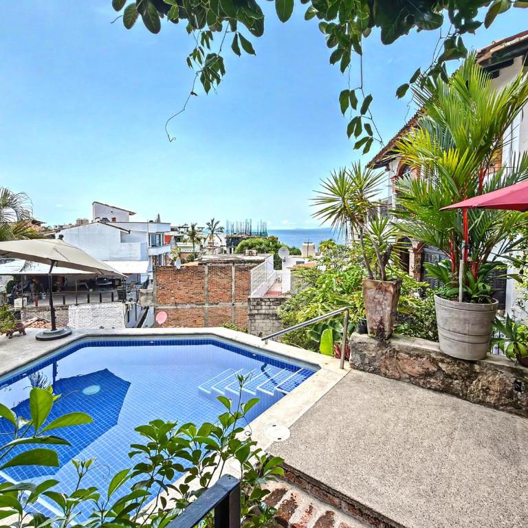 Ivan's Bella Vista Top-Floor 2BR, Ocean Views, Heated Pool, Walk to Malecón - Apartment - 30