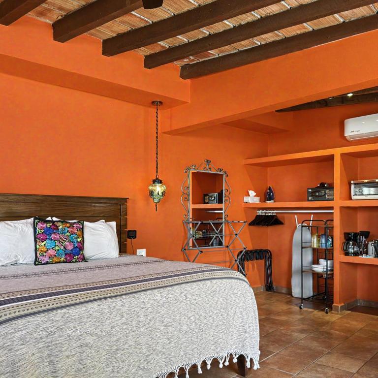 Jonathan's Lugar Cozy Studio, Artisan Tiles, Heated Pool, Walk to Malecón - Apartment - 7